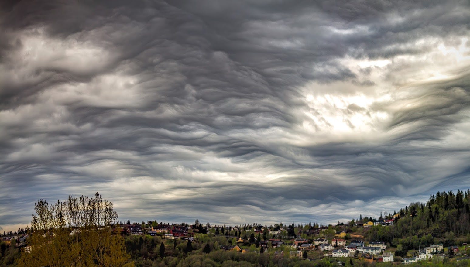 Rare, wavy cloud formation over the city of Trondheim